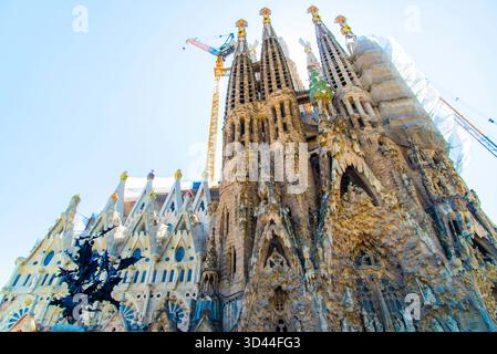 Barcellona, Spagna - 12 luglio 2025: La facciata della Natività della Sagrada Familia Basilique a Barcellona, Spagna Foto Stock