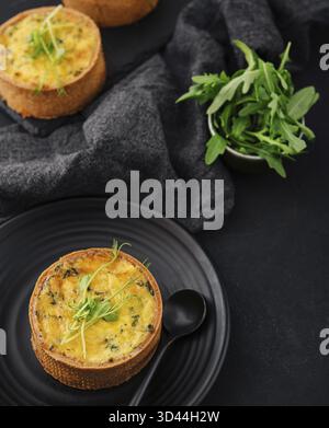 Cibo, piatto di molti mini antipasti di quiche Foto Stock