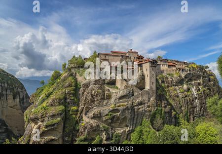 Panorama di incredibilmente situato sulla sommità di una roccia Santo Monastero di grande Meteoron in Meteora, Grecia Foto Stock