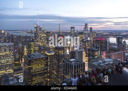 NEW YORK, Stati Uniti d'America - 17 May, 2019: turisti fotografare da un tetto sui grattacieli di Manhattan Rockefeller Center Foto Stock
