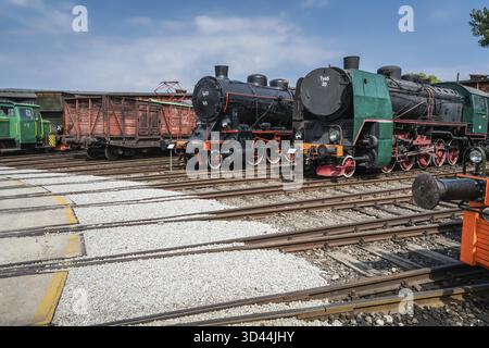 Jaworzyna slaska, Polonia - Agosto 2018 : vecchio in disuso treno retrò locomotive e carrozze sul lato le tracce in deposito al Museo dell Industria una Foto Stock