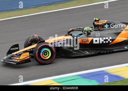 San Paolo, BRA. 11/08/2025. Lando Norris del Regno Unito alla guida della (4) McLaren F1 Team MCL39 Mercedes, durante la Formula 1 MSC Cruises grande Premio De Sao Paulo 2025. Crediti: Alessio Morgese / Alamy live news Foto Stock