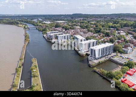 Veduta aerea degli appartamenti sul ponte accanto al Manchester Ship Canal e al fiume Mersey, Runcorn, Cheshire, Regno Unito. Foto Stock