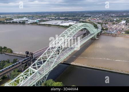 Vista aerea del ponte a pedaggio Silver Jubilee e del ponte ferroviario Runcorn sul fiume Mersey e sul Manchester Ship Canal, Runcorn, Regno Unito. Foto Stock