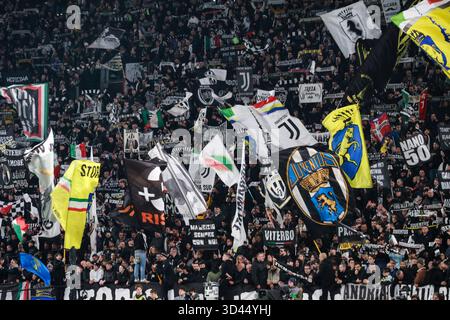 Torino, Italia. 8 novembre 2025. I tifosi tifosi della Juventus tifosi tifosi tifosi tifosi tifosi tifosi della JUVENTUS durante la partita di serie A n. 11 JUVENTUS - TORINO l'8 novembre 2025 allo stadio Allianz di Torino, Piemonte, Italia. (Foto di Matteo Bottanelli/NurPhoto) crediti: NurPhoto SRL/Alamy Live News Foto Stock