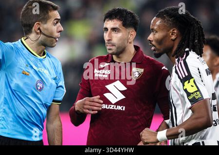 Torino, Italia. 8 novembre 2025. L'arbitro Luca Zufferli parla con il difensore torinese Guillermo Maripan (13) e con il centrocampista della Juventus Khephren Thuram (19) durante la partita di calcio di serie A n. 11 JUVENTUS - TORINO dell'8 novembre 2025 allo stadio Allianz di Torino, Piemonte. (Foto di Matteo Bottanelli/NurPhoto) crediti: NurPhoto SRL/Alamy Live News Foto Stock