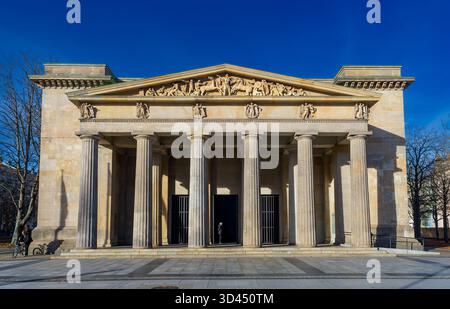 Vista frontale della Neue Wache (nuova Guardhouse) su Unter den Linden a Berlin-Mitte, un edificio neoclassico progettato da Karl Friedrich Schinkel. Foto Stock