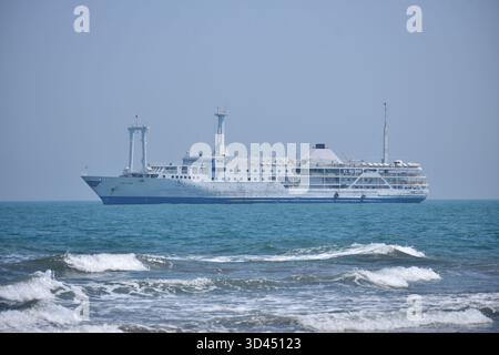 Nave da crociera Bay One - Pride of the Bay, navigando oltre Horizons Foto Stock