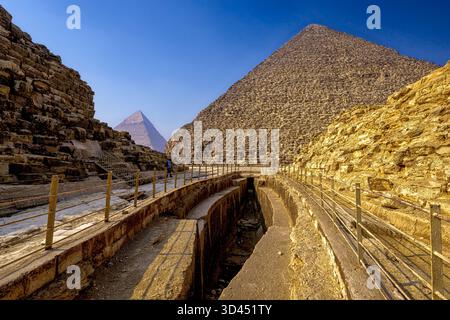 Pozzo Solar Boat situato nel cimitero orientale dell'altopiano di Giza tra le piramidi delle regine gi-a e gi-B. Foto Stock