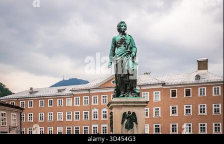 Mozartplatz, precedentemente nota come Michaelsplatz, è una piazza nel centro storico (Altstadt) di Salisburgo, Austria. Foto Stock