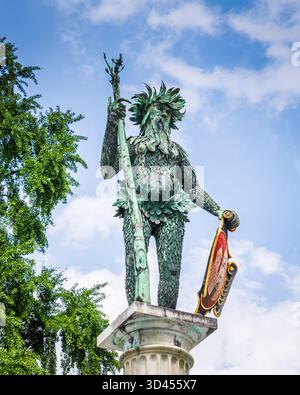 La fontana Wilder-Mann-Brunnen del XVII secolo a Salisburgo, Austria, simboleggia la profonda connessione tra l'umanità e la natura. Foto Stock