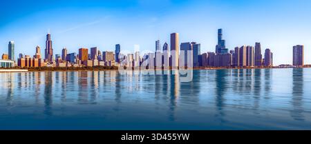 La maestosità specchiata di Chicago riflette l'iconico skyline della città, con strutture come la Willis Tower, completata nel 1973, la Trump International Foto Stock