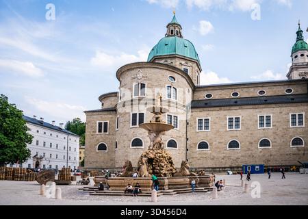 Salisburgo, Austria - 9 luglio 2019: La Residenzbrunnen del XVII secolo è la più grande fontana barocca dell'Europa centrale. Foto Stock
