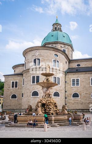 Salisburgo, Austria - 9 luglio 2019: La Residenzbrunnen del XVII secolo è la più grande fontana barocca dell'Europa centrale. Foto Stock