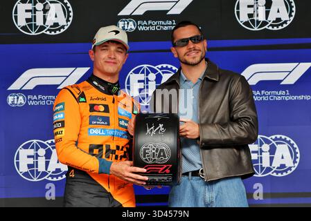 San Paolo, Brasile. 8 novembre 2025. (Da L a R): Lando Norris (GBR) McLaren riceve il Pirelli Pole Position Award da Andre Lamoglia (BRA) attore. 08.11.2025. Campionato del mondo di formula 1, Rd 21, Gran Premio del Brasile, San Paolo, Brasile, Sprint e giorno di qualificazione. Il credito fotografico dovrebbe essere: XPB/Alamy Live News. Foto Stock
