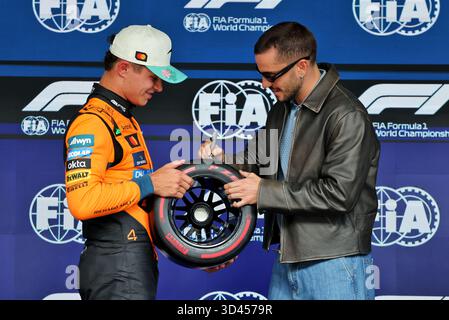 San Paolo, Brasile. 8 novembre 2025. (Da L a R): Lando Norris (GBR) McLaren riceve il Pirelli Pole Position Award da Andre Lamoglia (BRA) attore. 08.11.2025. Campionato del mondo di formula 1, Rd 21, Gran Premio del Brasile, San Paolo, Brasile, Sprint e giorno di qualificazione. Il credito fotografico dovrebbe essere: XPB/Alamy Live News. Foto Stock