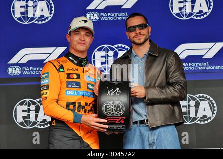 San Paolo, Brasile. 8 novembre 2025. (Da L a R): Lando Norris (GBR) McLaren riceve il Pirelli Pole Position Award da Andre Lamoglia (BRA) attore. 08.11.2025. Campionato del mondo di formula 1, Rd 21, Gran Premio del Brasile, San Paolo, Brasile, Sprint e giorno di qualificazione. Il credito fotografico dovrebbe essere: XPB/Alamy Live News. Foto Stock