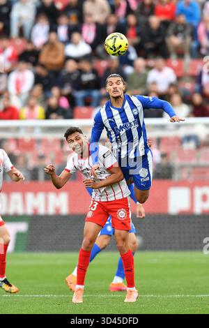 Girona, ESP. 8 novembre 2025. GIRONA FC-DEPORTIVO ALAVES 8 novembre 2025 Youssef Enriquez (3) del Deportivo Alavés vies con Iván Martin (23) del Girona FC durante la partita tra il Girona FC e il Deportivo Alavés, corrispondente alla dodici giorni di la Liga EA Sports allo Stadio Montilivi Municipal di Girona, Spagna. Crediti: Rosdemora/Alamy Live News Foto Stock