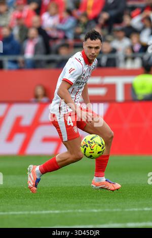 Girona, ESP. 8 novembre 2025. GIRONA FC-DEPORTIVO ALAVES 8 novembre 2025 Arnau (4) di Girona FC durante la partita tra Girona FC e Deportivo Alavés corrispondente alla dodici giorni di la Liga EA Sports allo Stadio Montilivi Municipal di Girona, Spagna. Crediti: Rosdemora/Alamy Live News Foto Stock