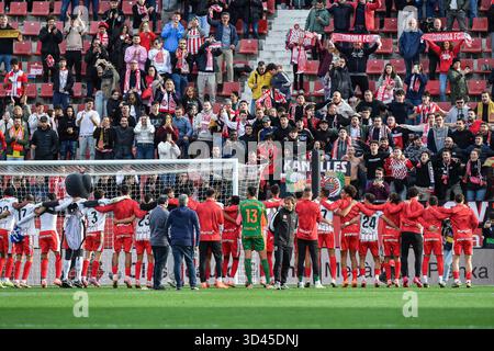 Girona, ESP. 8 novembre 2025. GIRONA FC-DEPORTIVO ALAVES 8 novembre 2025 Girona giocatori e tifosi al termine della partita tra Girona FC e Deportivo Alavés, corrispondente alla dodici giornata di la Liga EA Sports allo Stadio Montilivi di Girona, Spagna. Crediti: Rosdemora/Alamy Live News Foto Stock