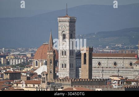 Vista da Piazzale Michelangelo al Campanile di Giotto a Firenze, in Un meraviglioso giorno d'autunno soleggiato con alcune nuvole nel cielo Foto Stock