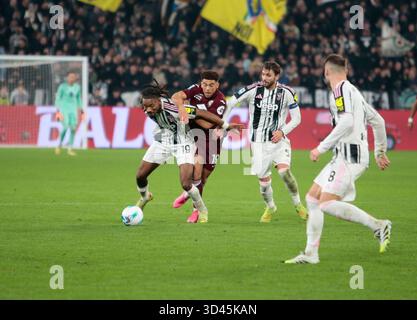 Torino, Italia. 8 novembre 2025. Khephren Thuram della Juventus FC, che Adams del Torino FC e Manuel Locatelli della Juventus FC visti in azione durante la serie A italiana, stagione 20025/26, partita di calcio tra Juventus FC e Torino FC l'8 novembre 2025 all'Allianz Stadium di Torino. Crediti: Nderim Kaceli/Alamy Live News Foto Stock