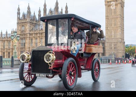 1904 White Steam car, auto storica che partecipa alla corsa di auto d'epoca da Londra a Brighton del 2025, che attraversa Westminster, Londra, Regno Unito Foto Stock