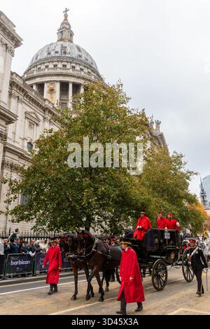 The Lady Mayor's Show Procession in the City of London, 2025, Inghilterra, Regno Unito. La parata annuale si è svolta l'8 novembre 2025 per dare il benvenuto alla First Lady Mayor di Londra in più di 800 anni, la Dame Susan Langley. (Normalmente si chiama Lord Mayors Show). La nuova Lady Mayor di Londra ha viaggiato su una carrozza d'oro. La parata comprendeva molte bande di marcia, compagnie di livrea, rappresentanti di tutte le forze armate e molte organizzazioni diverse. Foto Stock