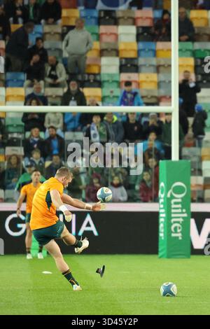 Udine, Italia. 11/08/2025, Udine, Bluenergy Stadium, QUILTER NATIONS SERIES Week 2: Italy vs Australia, Ryan Lonergan (Wallabies's Replacement #21) durante il Warmup Credit: Just Pictures GmbH/Alamy Live News Foto Stock