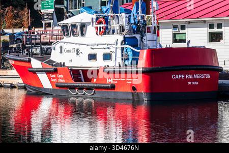 Nave rossa e bianca della Guardia Costiera canadese al molo sull'isola di Vancouver. Foto Stock
