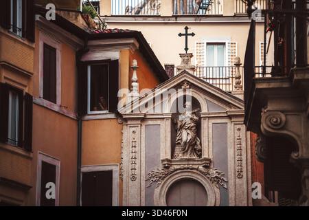 Roma, Italia - 21 luglio 2024 - un'immagine della Chiesa di Santa Barbara dei Librai che mette in risalto il ricco stile architettonico e il patrimonio religioso di Roma. Foto Stock