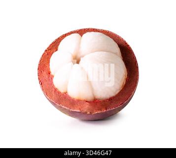 Un mangostano maturo non sbucciato a metà è isolato su sfondo bianco con percorso di ritaglio. Foto Stock