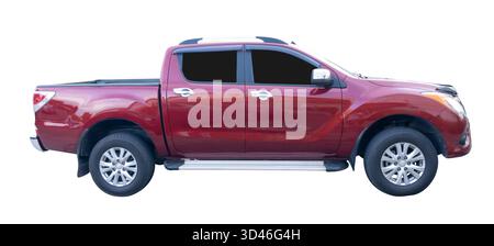 Il pick-up rosso pulito con vista sul lato destro è isolato su sfondo bianco con percorso di ritaglio. Foto Stock
