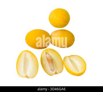 La vista dall'alto dei frutti di palma da dattero di colore giallo maturo con metà in pila è isolata su sfondo bianco con percorso di ritaglio. Concetto di cibo iftar Foto Stock