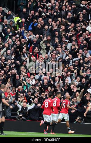 Londra, Regno Unito. 8 novembre 2025. I tifosi del Manchester Utd festeggiano dopo il loro primo gol segnato da Bryan Mbeumo del Manchester Utd (19). Partita di Premier League, Tottenham Hotspur contro Manchester Utd allo stadio Tottenham Hotspur di Londra sabato 8 novembre 2025. Questa immagine può essere utilizzata solo per scopi editoriali. Foto per uso editoriale di Andrew Orchard/Alamy Live news Foto Stock