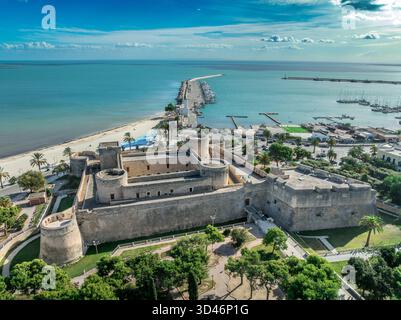 Manfredonia Castello Svevo-Angioino: Una gemma costiera in Puglia, Italia, fondata da re Manfredi, che vanta una possente fortezza medievale e una ricca storia Foto Stock