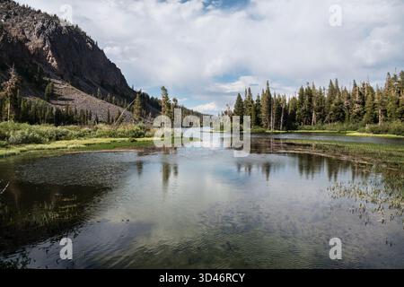 Vista dei Twin Lakes presso Mammoth Lakes nelle montagne della Sierra Nevada della California. Foto Stock
