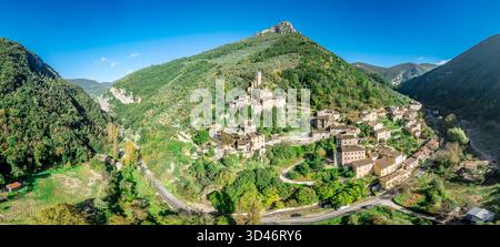 Vista aerea dall'alto verso il basso del castello di Monterivoso in Italia Foto Stock