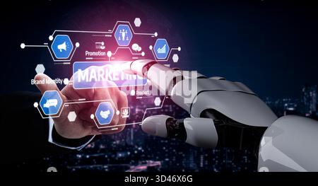 Una mano robotica futuristica interagisce con una mano umana, mostrando concetti di marketing su un'interfaccia digitale, evidenziando l'integrazione della tecnologia Foto Stock