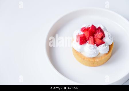 Crostata di formaggio alla fragola su un piatto bianco Foto Stock
