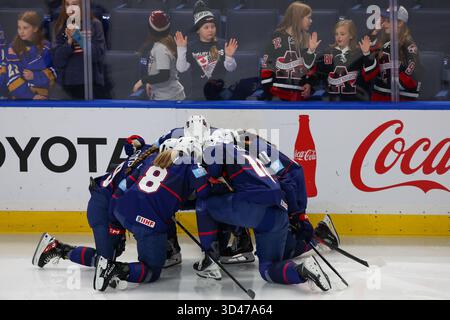 Buffalo, New York, Stati Uniti. 8 novembre 2025. I giocatori della squadra USA pregano nei riscaldamenti prima di affrontare il Team Canada. La squadra nazionale femminile degli Stati Uniti ha ospitato la squadra nazionale femminile canadese in una partita delle Canada USA Rival Series al Key Bank Center di Buffalo, New York. (Jonathan Tenca/CSM). Crediti: csm/Alamy Live News Foto Stock