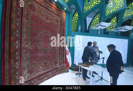 Il pubblico ha visitato il Padiglione Nazionale iraniano all'8° CIIE di Shanghai, Cina, il 6 novembre 2025. Foto Stock