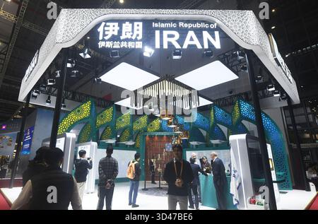 SHANGHAI, CINA - 6 NOVEMBRE 2025 - il pubblico ha visitato il Padiglione Nazionale iraniano all'8° CIIE di Shanghai, Cina, il 6 novembre 2025. Foto Stock