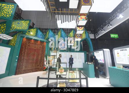 SHANGHAI, CINA - 6 NOVEMBRE 2025 - il pubblico ha visitato il Padiglione Nazionale iraniano all'8° CIIE di Shanghai, Cina, il 6 novembre 2025. Foto Stock