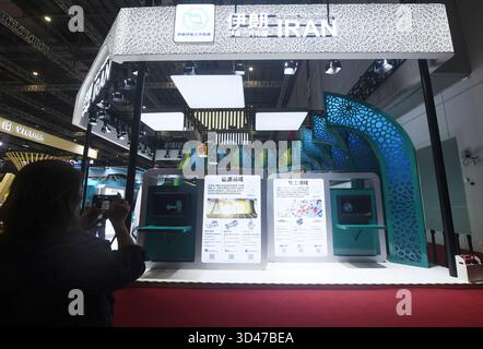 SHANGHAI, CINA - 6 NOVEMBRE 2025 - il pubblico ha visitato il Padiglione Nazionale iraniano all'8° CIIE di Shanghai, Cina, il 6 novembre 2025. Foto Stock
