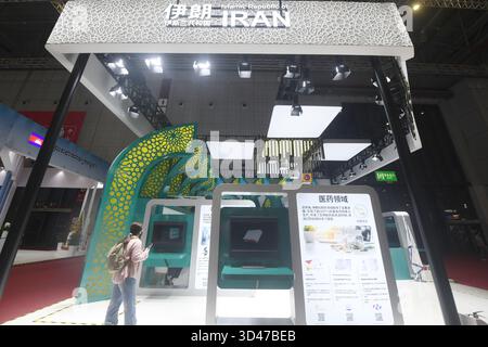 SHANGHAI, CINA - 6 NOVEMBRE 2025 - il pubblico ha visitato il Padiglione Nazionale iraniano all'8° CIIE di Shanghai, Cina, il 6 novembre 2025. Foto Stock