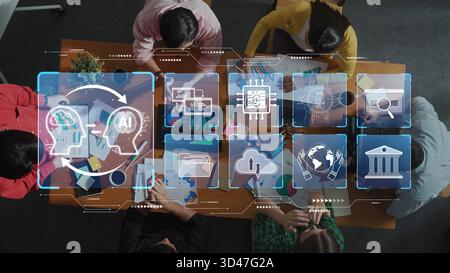 Un gruppo eterogeneo si impegna in una sessione di brainstorming collaborativa, utilizzando strumenti digitali per esplorare concetti di intelligenza artificiale e innovativi Foto Stock