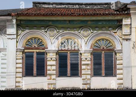Primo piano dettagliato di una tradizionale facciata barocca cinese nel sito patrimonio dell'umanità dell'UNESCO di George Town, Penang, Malesia. Foto Stock