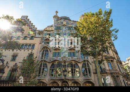 28 ottobre 2025: Casa Batllo, precedentemente chiamata Casa delle ossa, un edificio nel centro di Barcellona, in Spagna progettato da Antoni Gaudí. E' diventato un Foto Stock