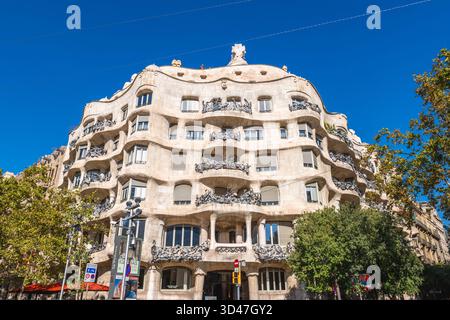 28 ottobre 2025: Casa Mila, nota anche come la Pedrera, un edificio modernista a Barcellona, Catalogna, Spagna, è stata l'ultima residenza privata progettata da architec Foto Stock